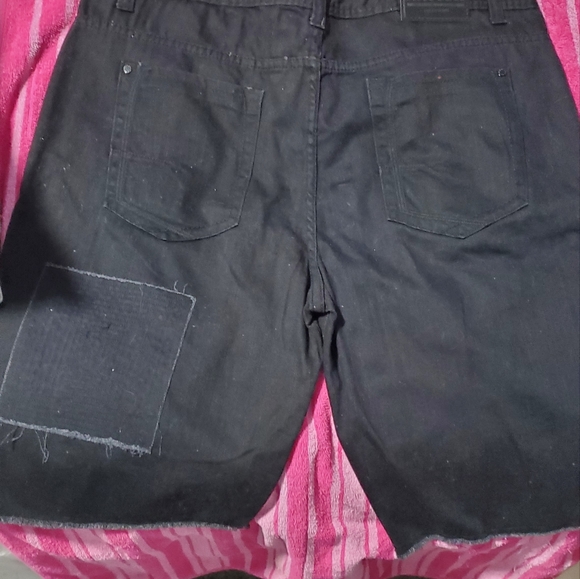 Shorts - Picture 4 of 5